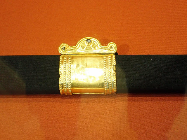 A szarvasi avar kard színarany szerelékkel díszített részlete